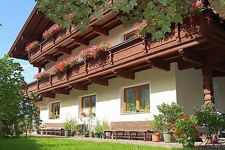 Haus Kristall Guest house Uderns