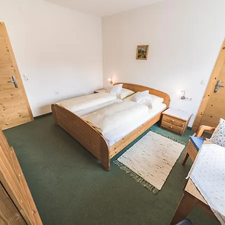 Haus Kristall Guest house Uderns